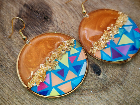 Boucles d’oreilles pendantes – Cuivré lumineux et géométrie colorée