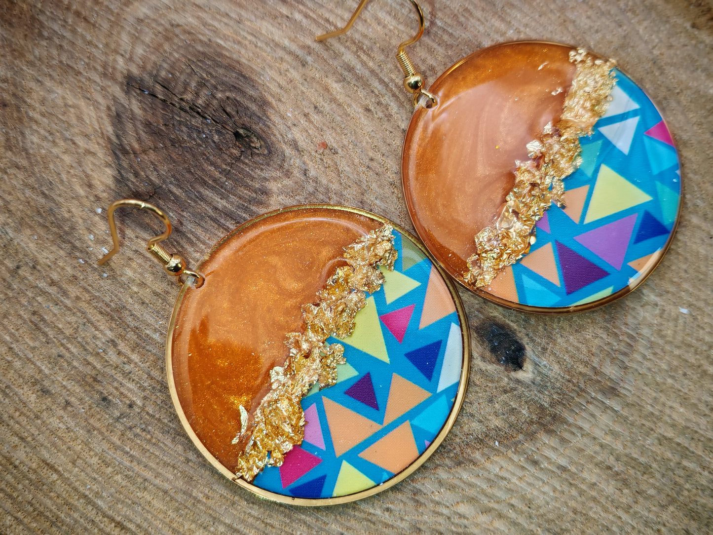 Boucles d’oreilles pendantes – Cuivré lumineux et géométrie colorée