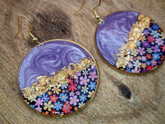 Boucles d’oreilles pendantes – Violet nacré et floraison délicate
