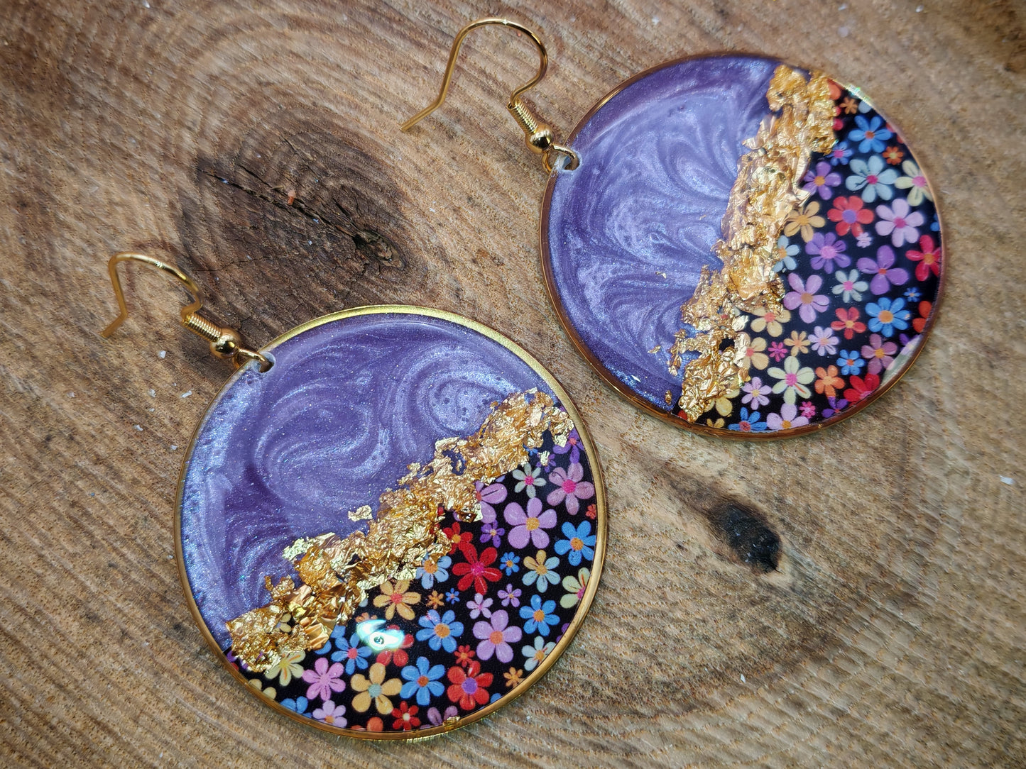 Boucles d’oreilles pendantes – Violet nacré et floraison délicate