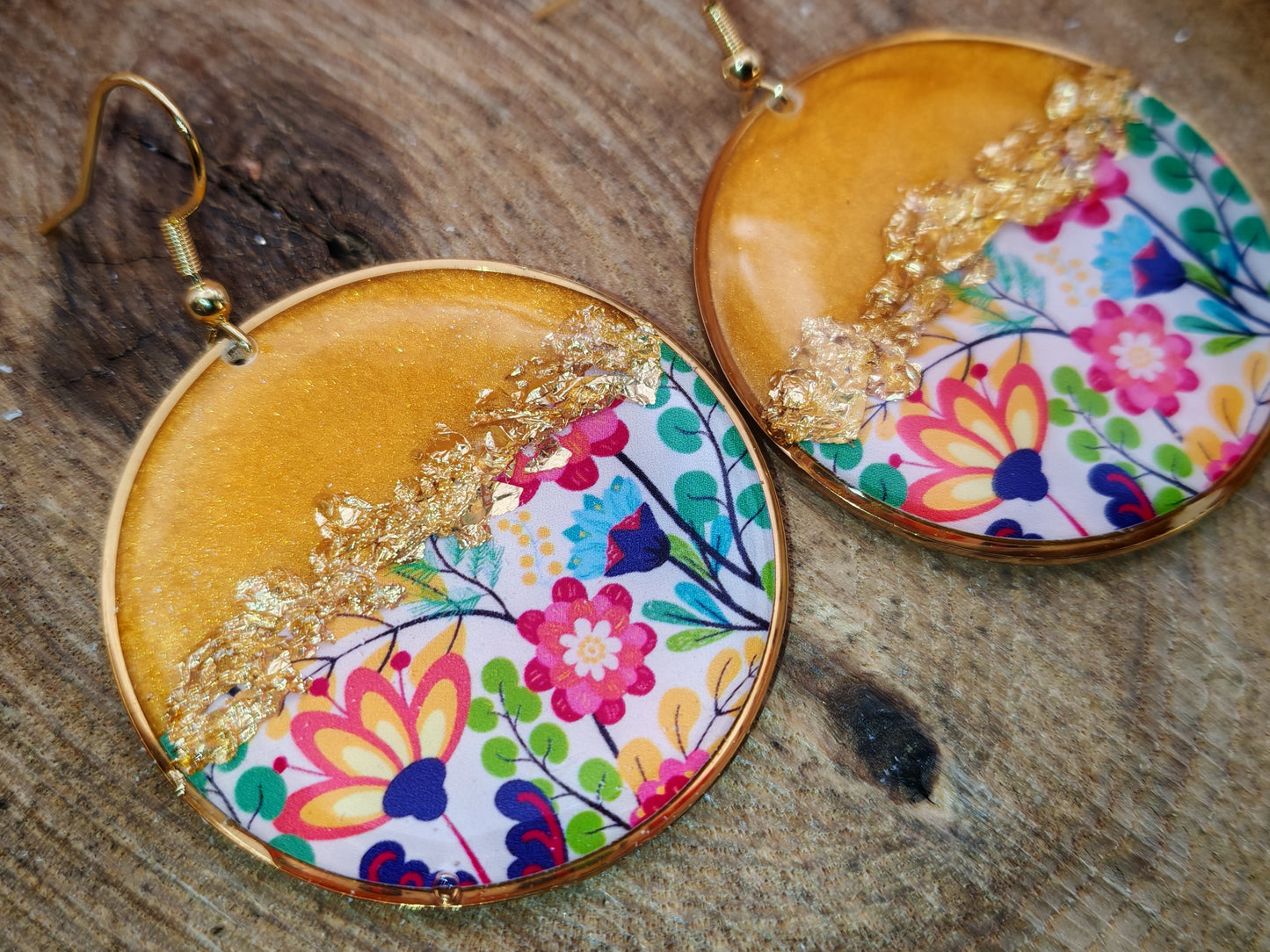 Boucles d’oreilles pendantes – Doré lumineux et floraison joyeuse