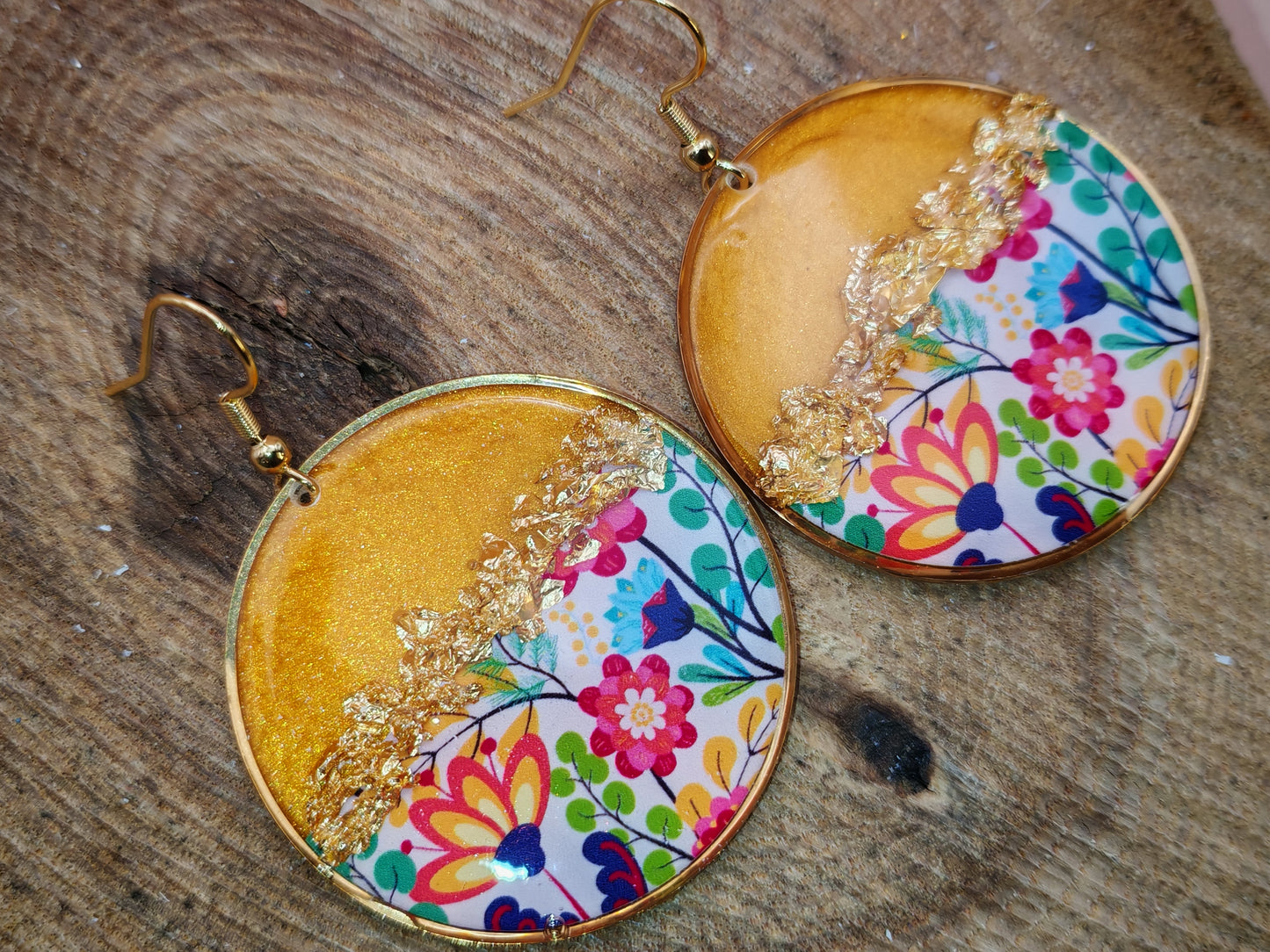 Boucles d’oreilles pendantes – Doré lumineux et floraison joyeuse