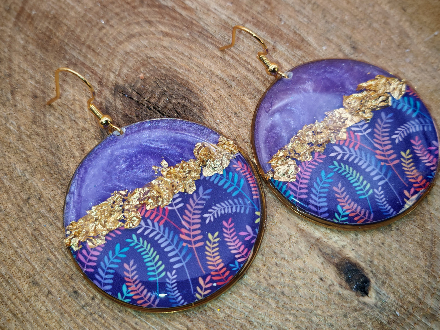 Boucles d’oreilles pendantes – Violet profond et feuillage graphique