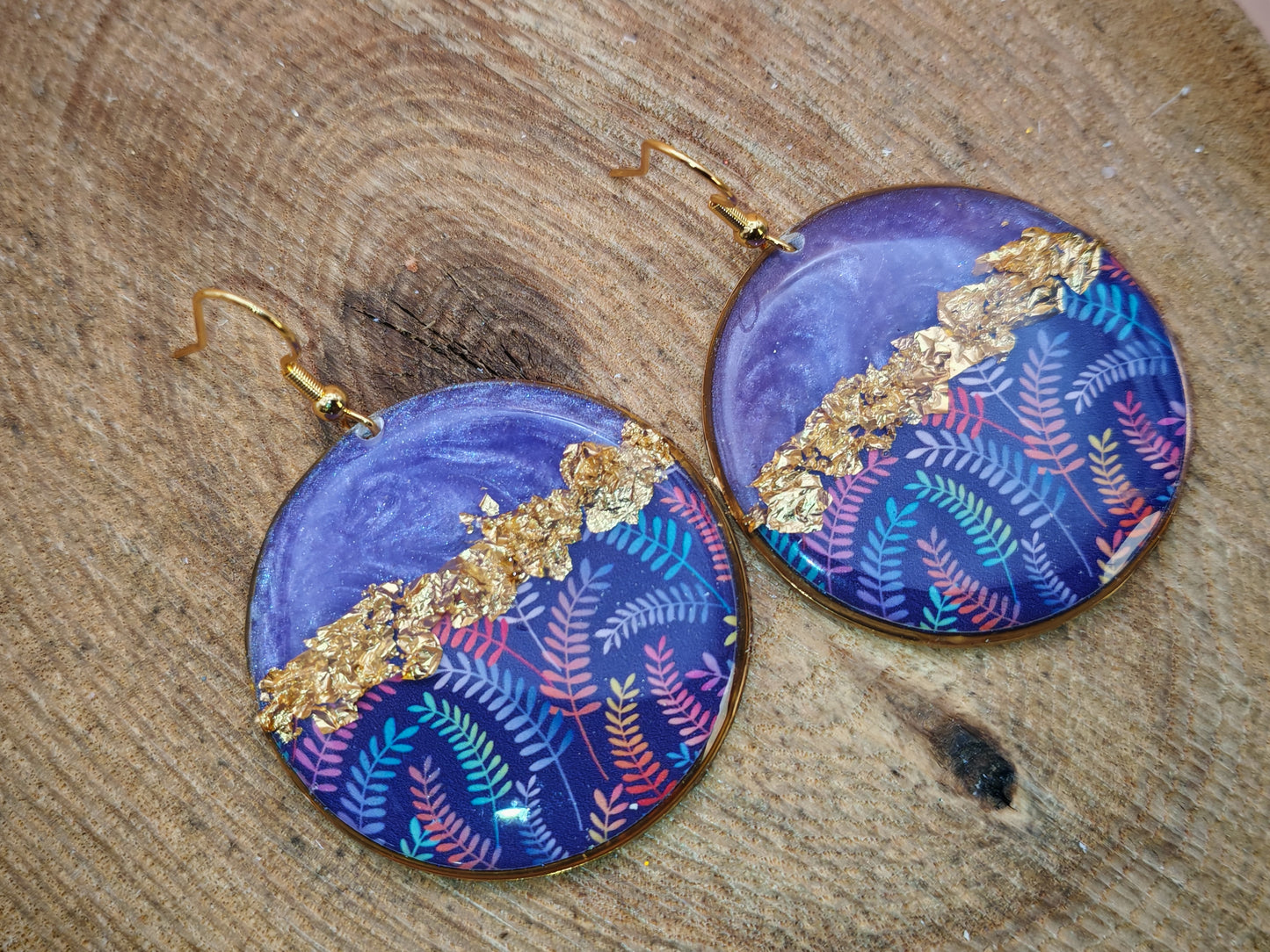 Boucles d’oreilles pendantes – Violet profond et feuillage graphique