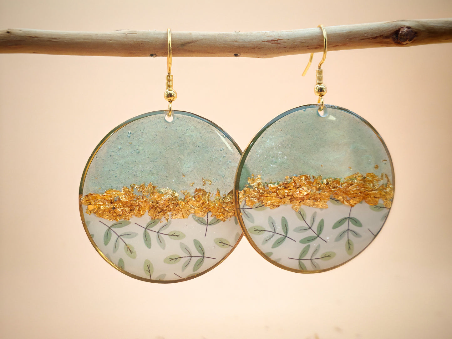 Boucles d’oreilles pendantes – Vert profond et feuillage délicat