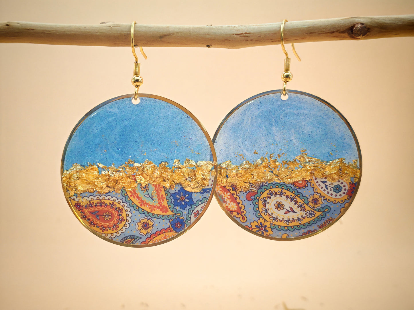 Boucles d’oreilles pendantes – Bleu profond et arabesques délicates