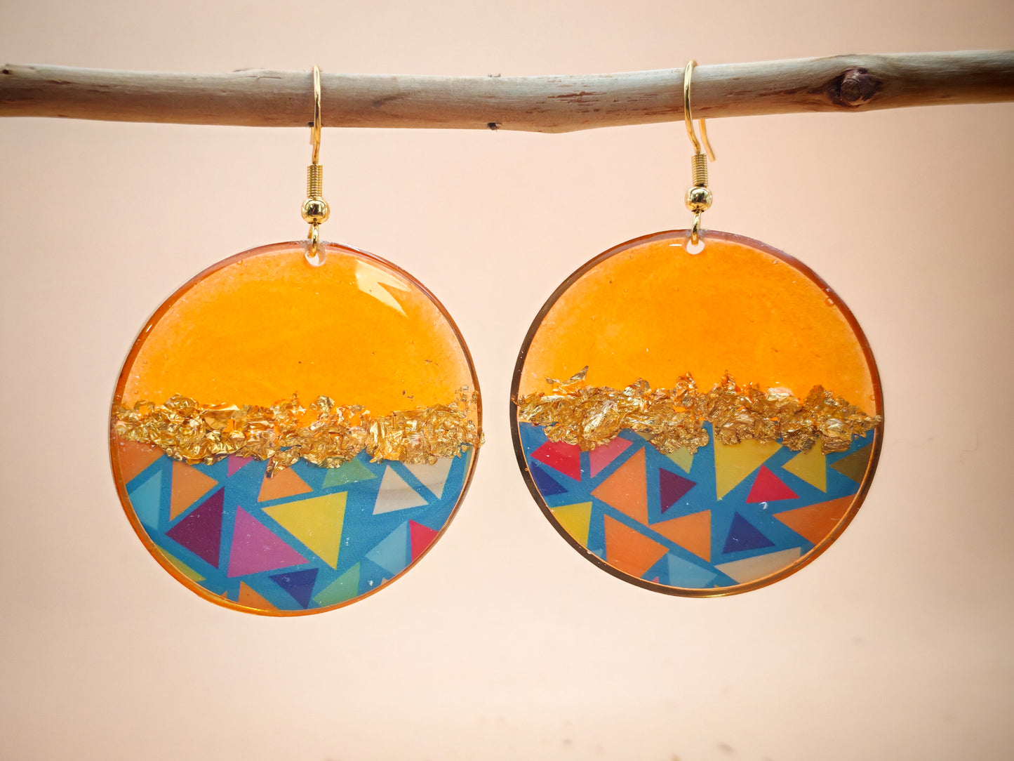 Boucles d’oreilles pendantes – Cuivré lumineux et géométrie colorée