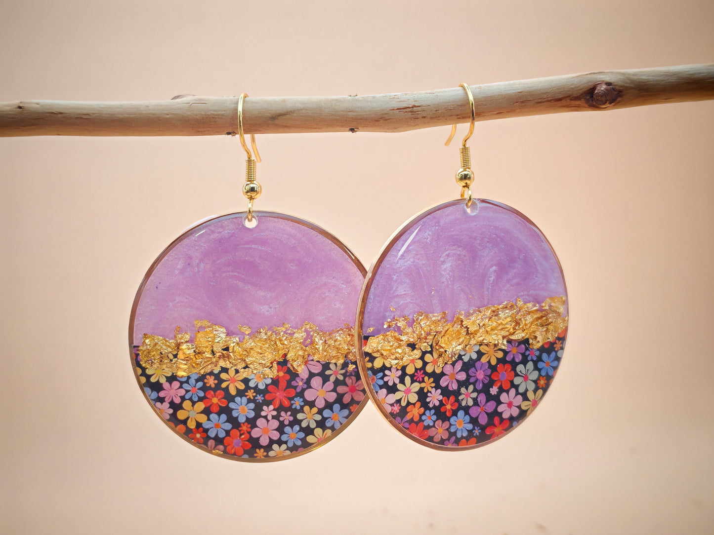 Boucles d’oreilles pendantes – Violet nacré et floraison délicate