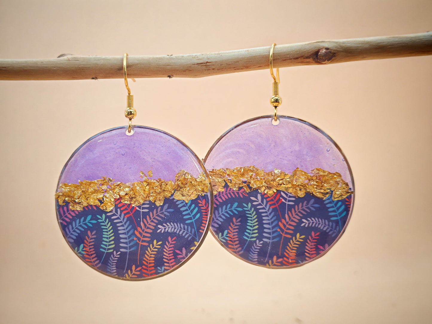 Boucles d’oreilles pendantes – Violet profond et feuillage graphique