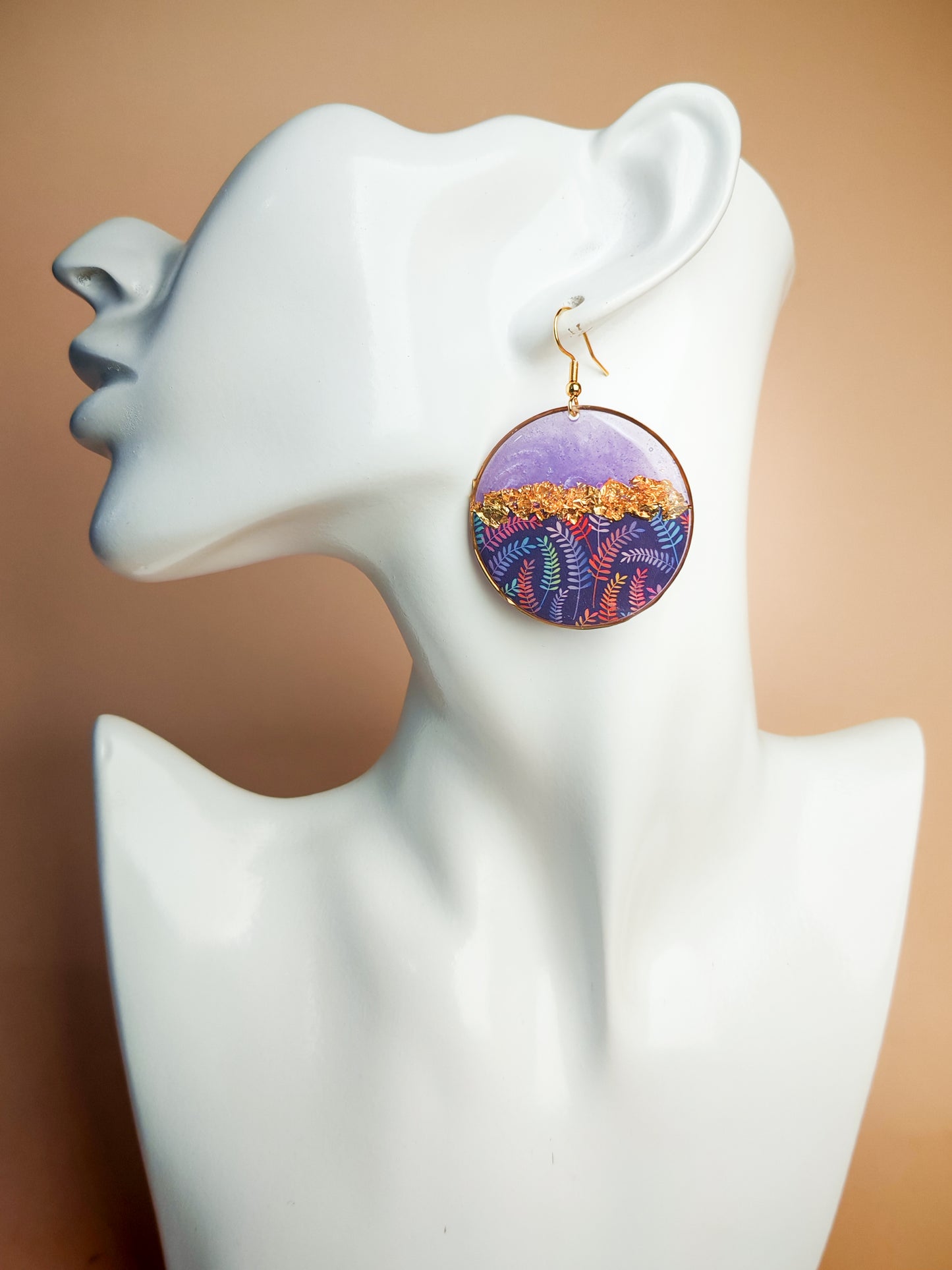 Boucles d’oreilles pendantes – Violet profond et feuillage graphique