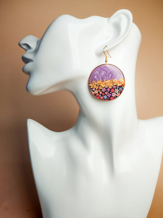 Boucles d’oreilles pendantes – Violet nacré et floraison délicate