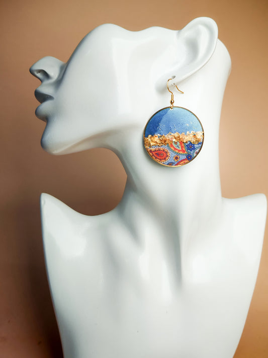 Boucles d’oreilles pendantes – Bleu profond et arabesques délicates
