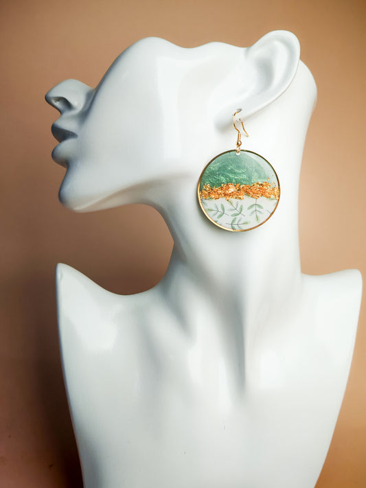 Boucles d’oreilles pendantes – Vert profond et feuillage délicat