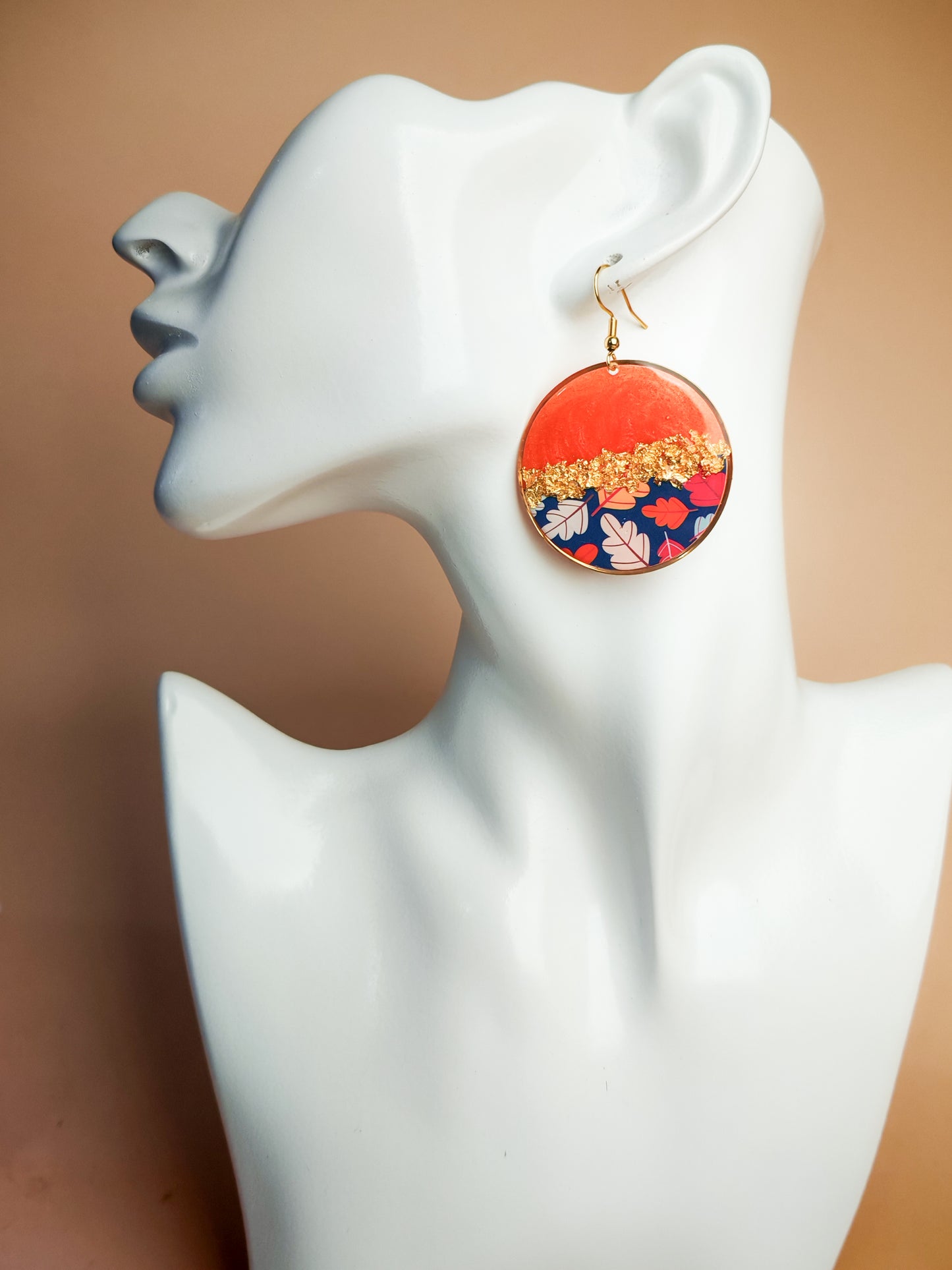 Boucles d’oreilles pendantes – Rouge cuivré et feuillage graphique