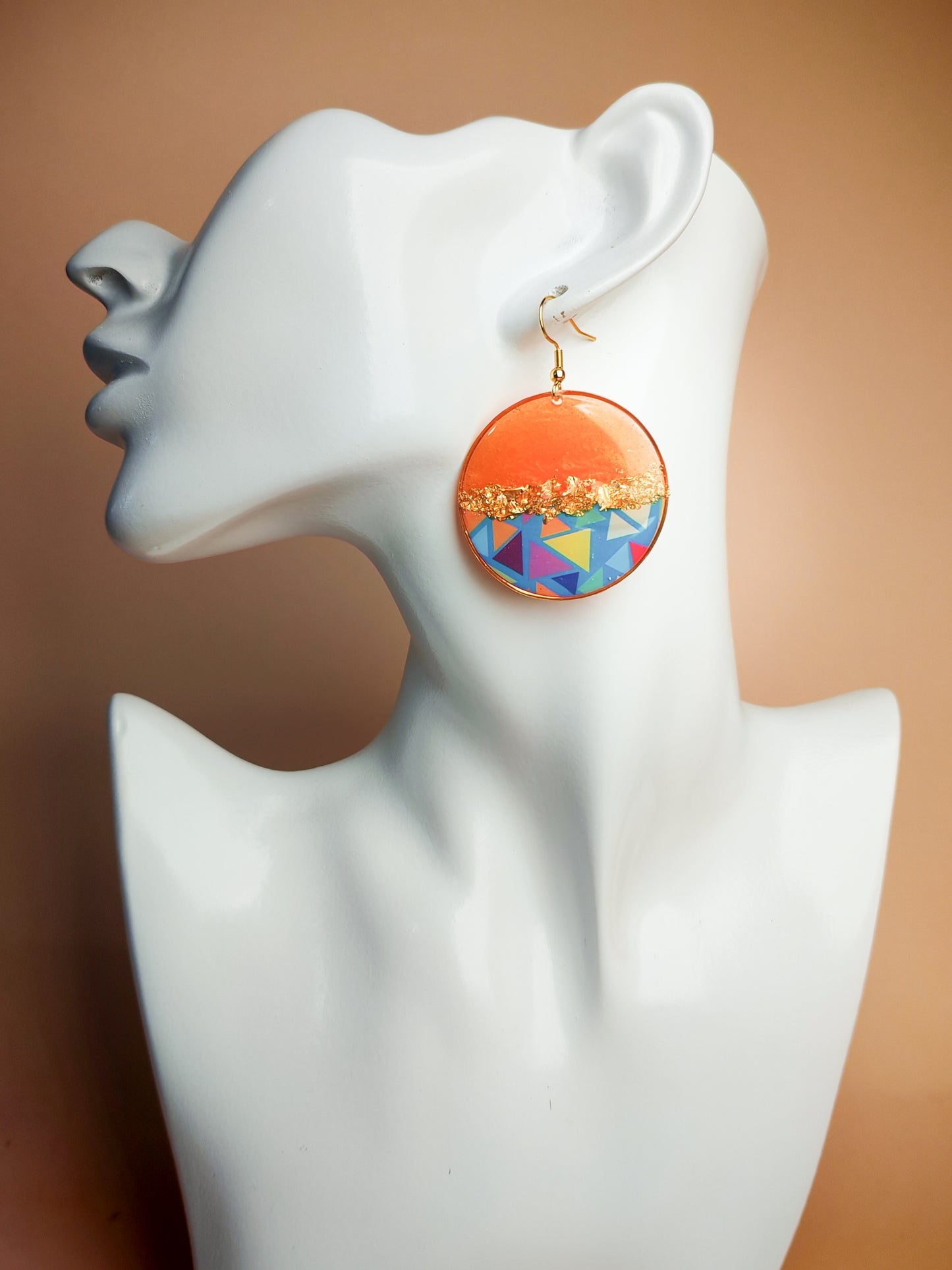 Boucles d’oreilles pendantes – Cuivré lumineux et géométrie colorée