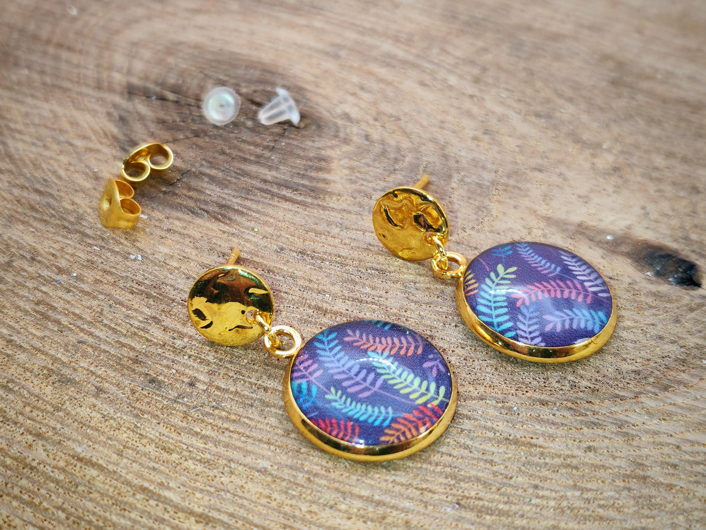 Boucles d’oreilles – Fougères colorées sur nuit violette