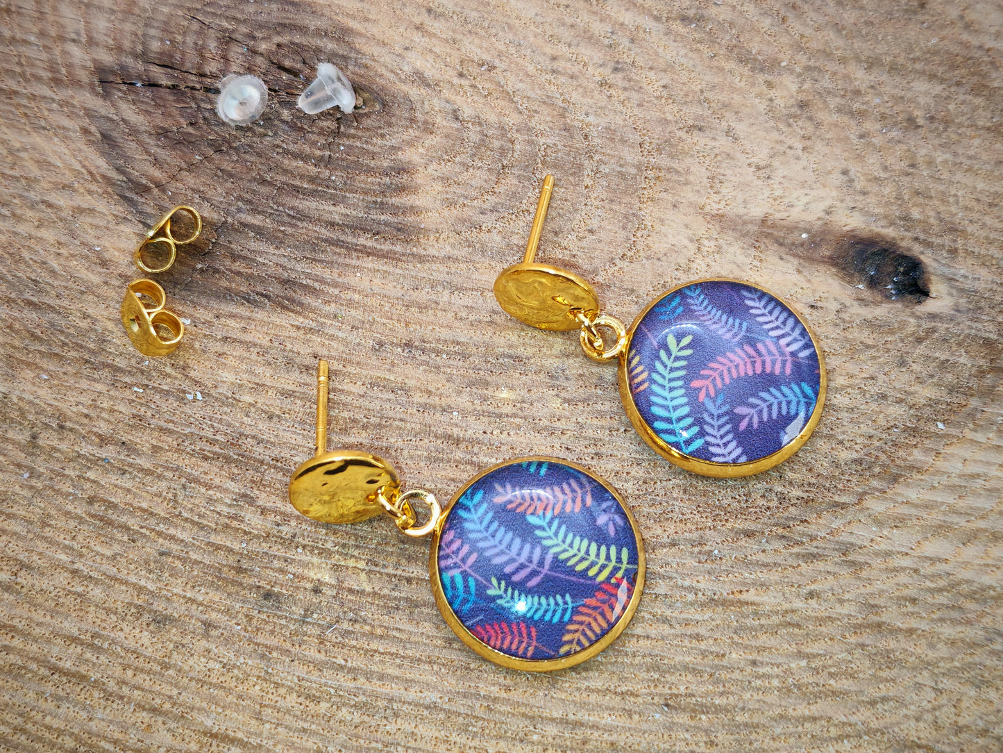 Boucles d’oreilles – Fougères colorées sur nuit violette