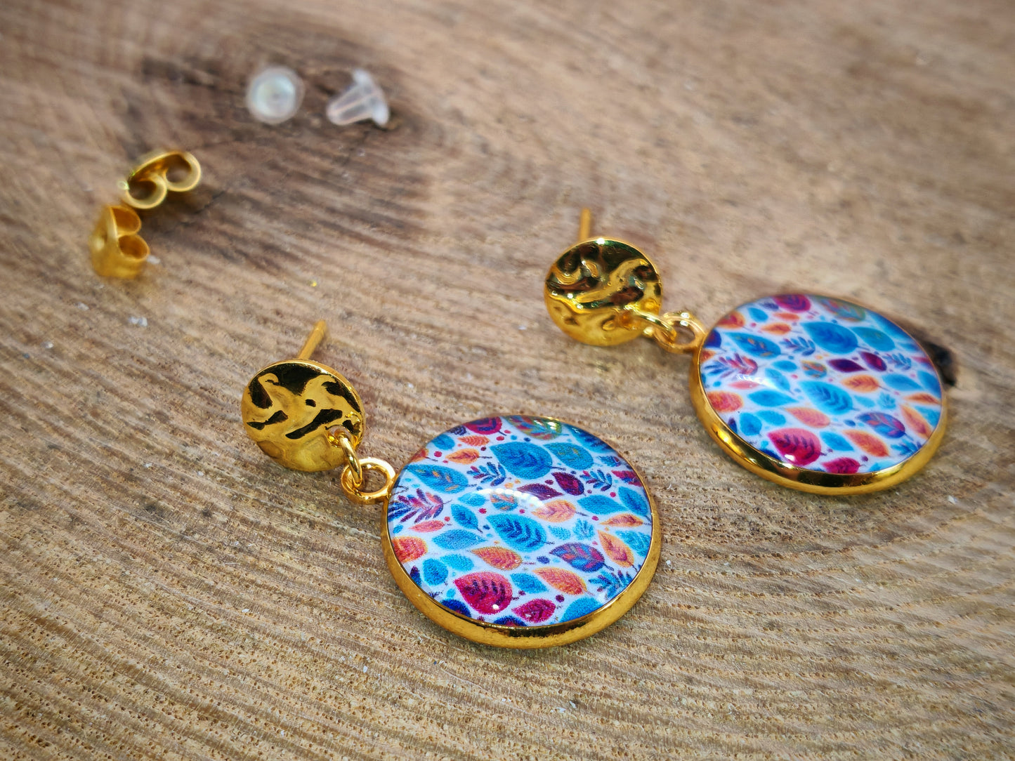 Boucles d’oreilles – Feuilles colorées sur ciel lumineux