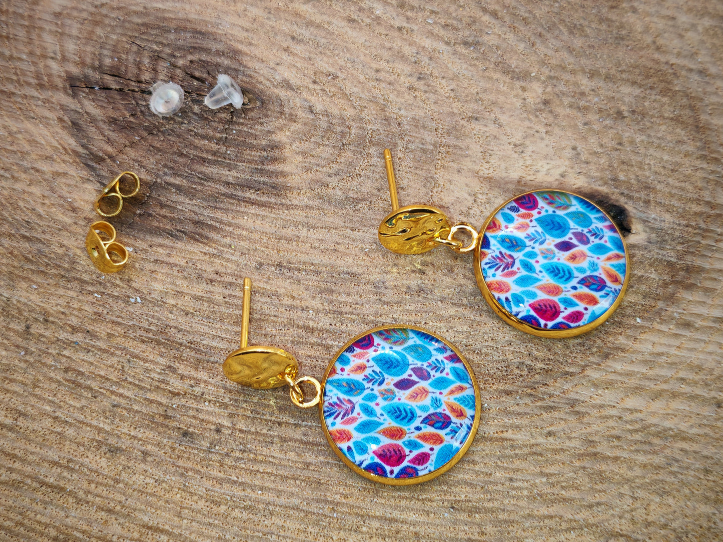 Boucles d’oreilles – Feuilles colorées sur ciel lumineux