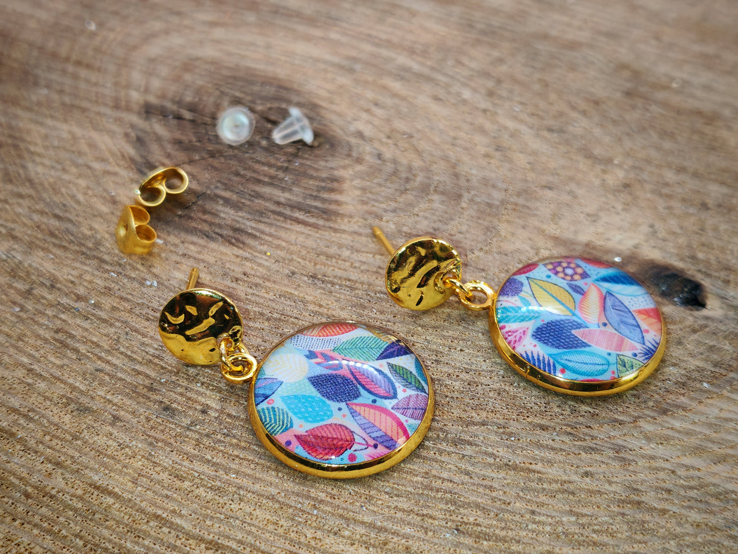 Boucles d’oreilles – Feuilles graphiques aux teintes pastel