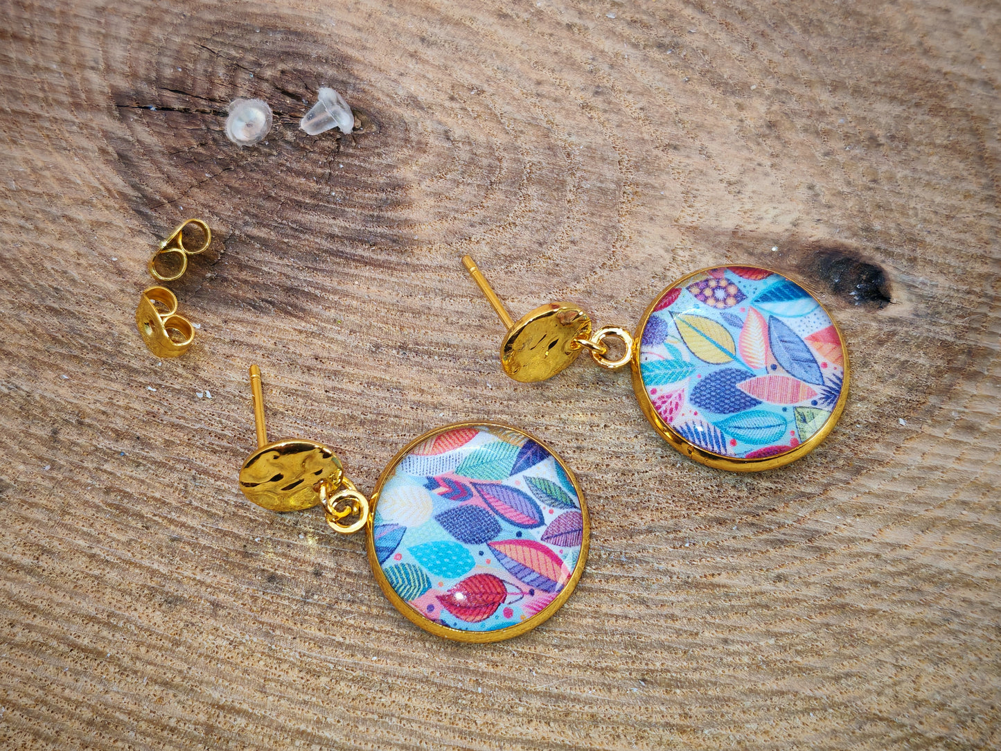 Boucles d’oreilles – Feuilles graphiques aux teintes pastel