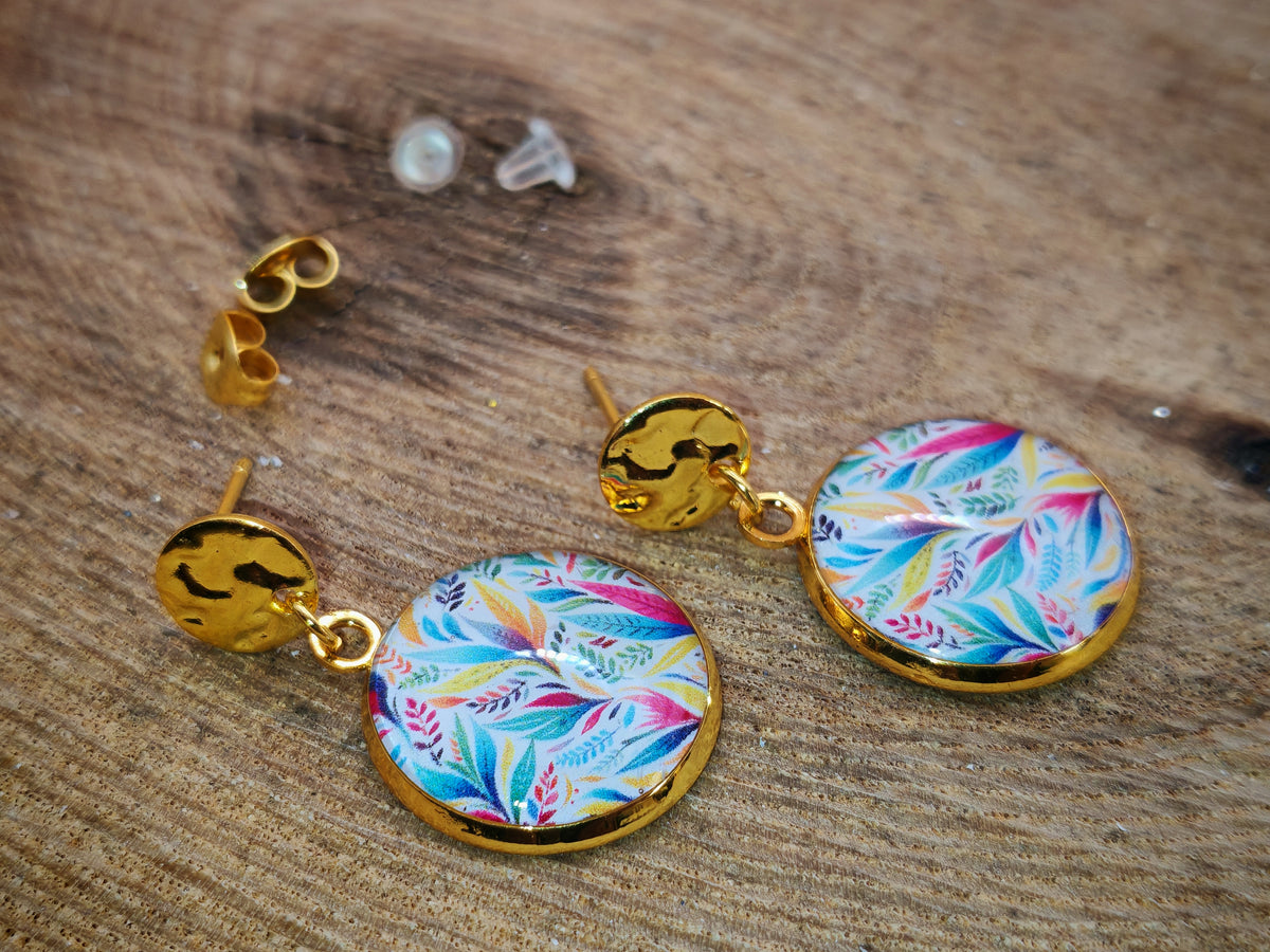 Boucles d’oreilles – Feuilles pastel sur lumière dorée