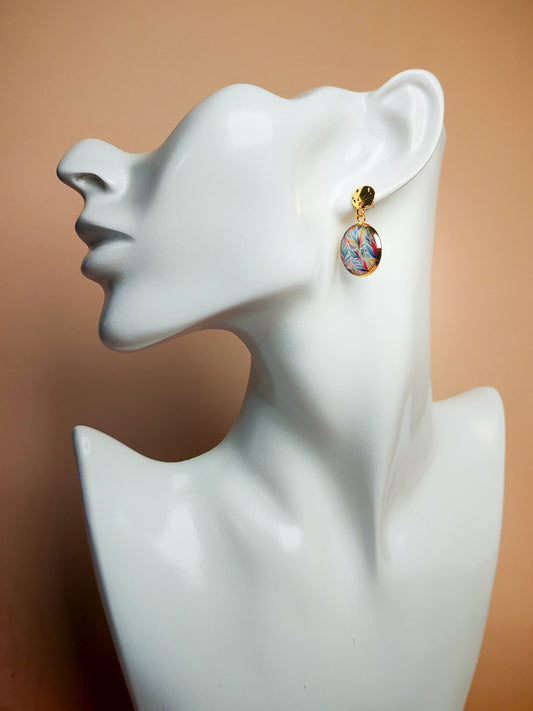 Boucles d’oreilles – Feuilles pastel sur lumière dorée