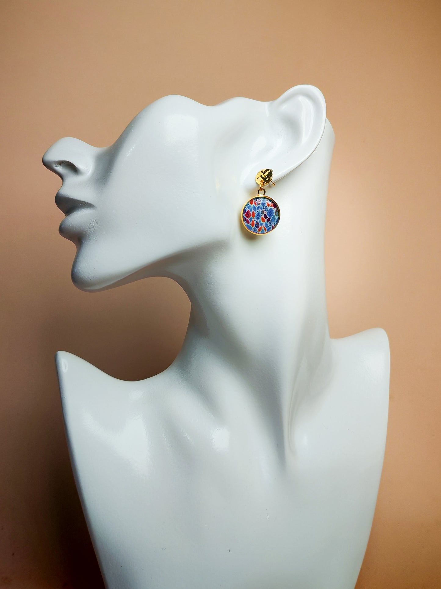 Boucles d’oreilles – Feuilles colorées sur ciel lumineux