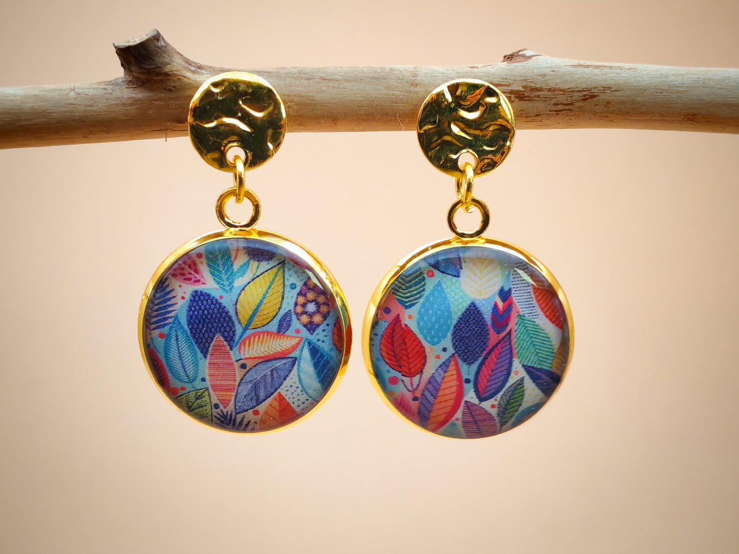 Boucles d’oreilles – Feuilles graphiques aux teintes pastel