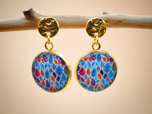 Boucles d’oreilles – Feuilles colorées sur ciel lumineux