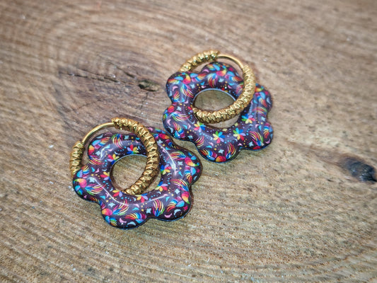 Boucles d’oreilles / Pampilles – Fleur nuit aux éclats multicolores