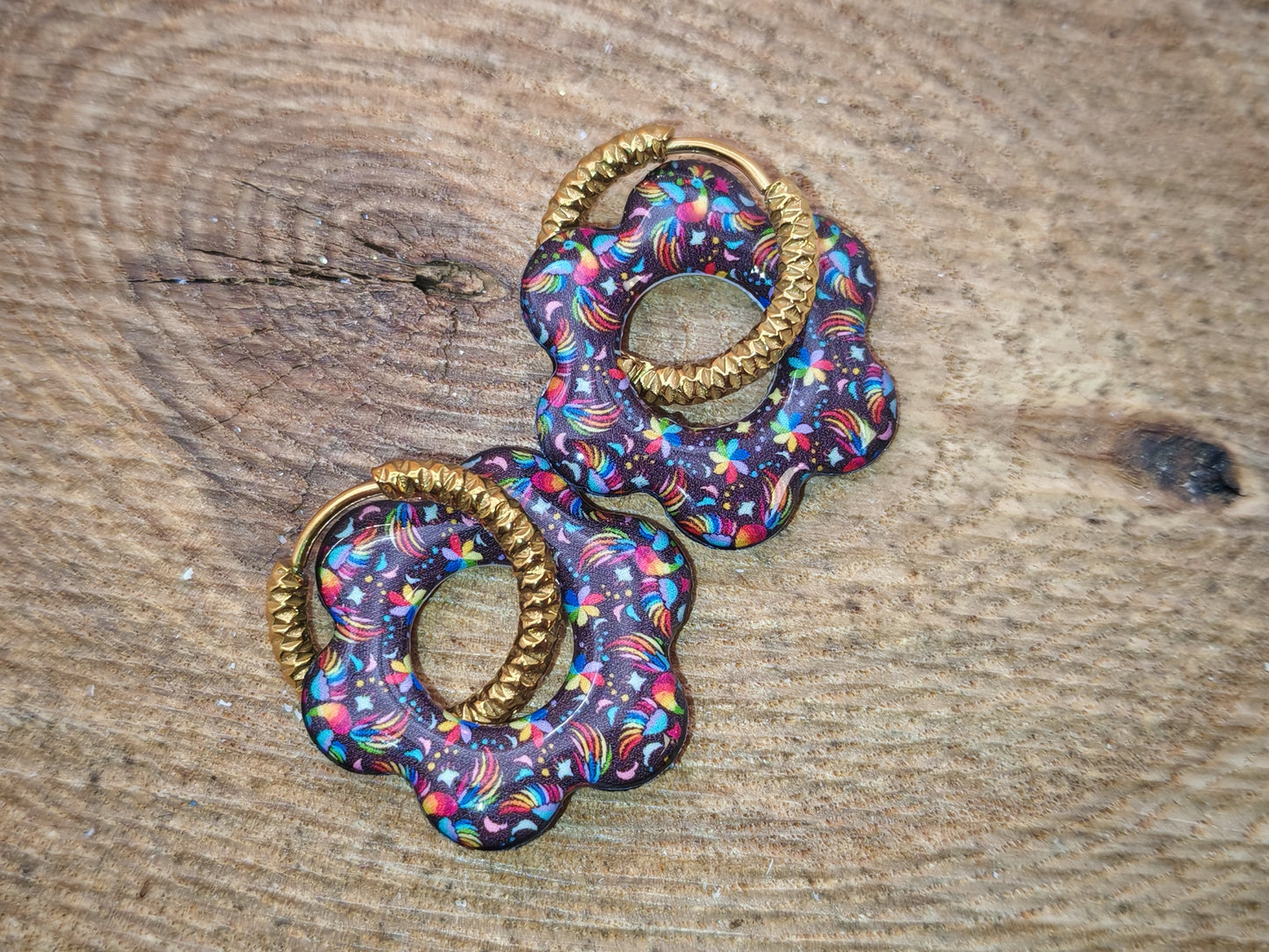 Boucles d’oreilles / Pampilles – Fleur nuit aux éclats multicolores