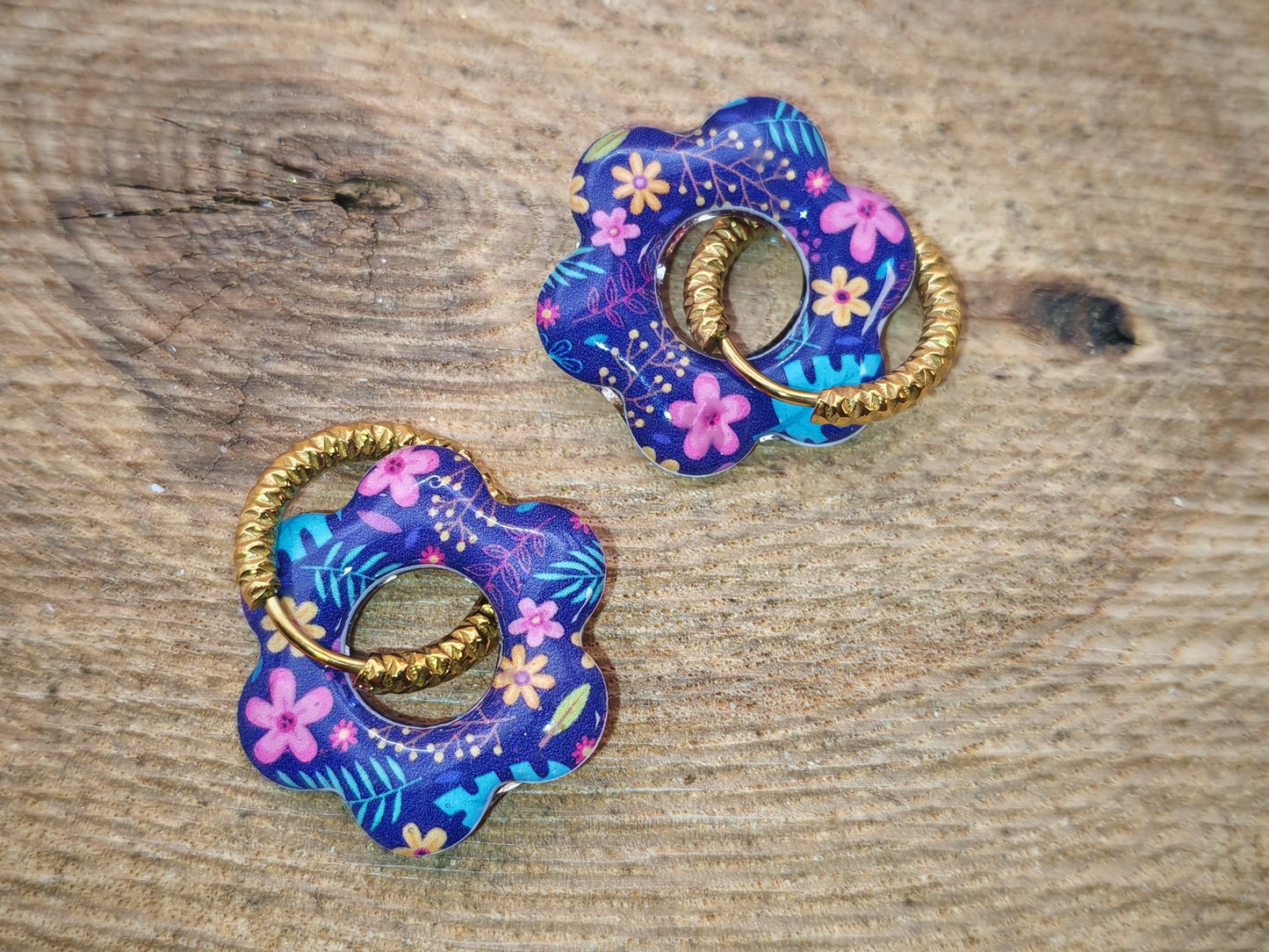 Boucles d’oreilles / Pampilles – Fleur nuit violette aux éclats floraux