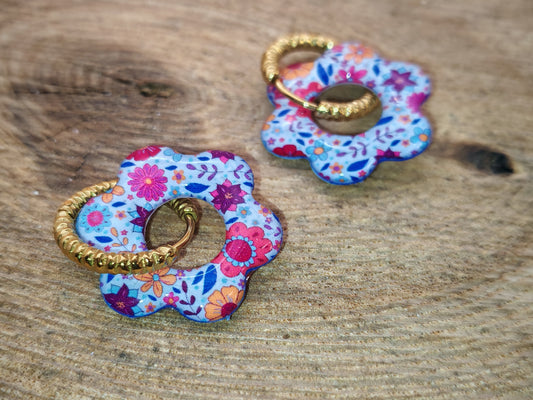 Boucles d’oreilles / Pampilles – Fleur pastel au jardin lumineux