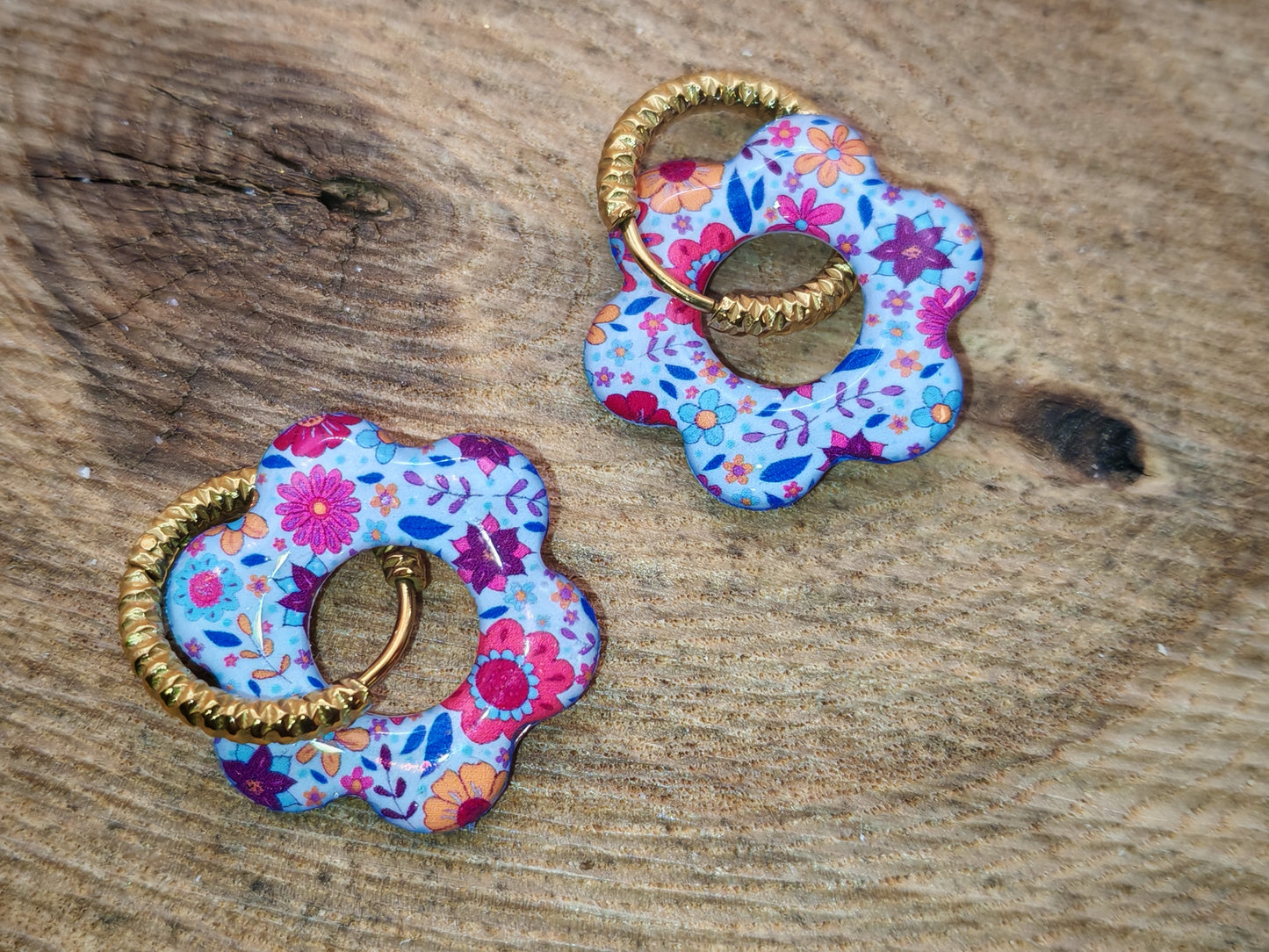 Boucles d’oreilles / Pampilles – Fleur pastel au jardin lumineux