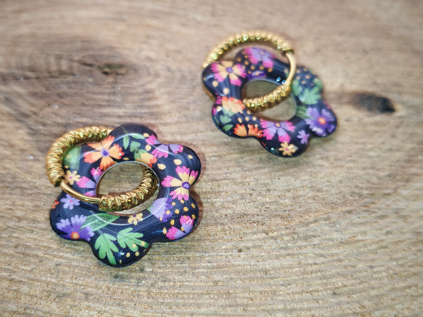 Boucles d’oreilles / Pampilles – Fleur nocturne aux éclats colorés