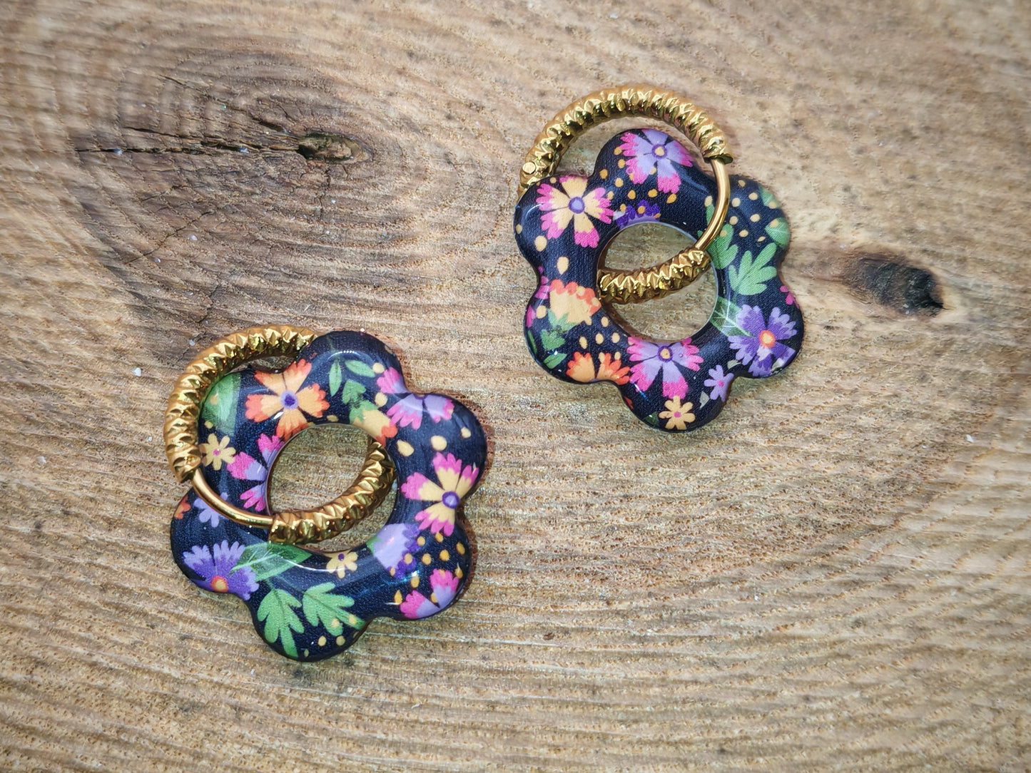 Boucles d’oreilles / Pampilles – Fleur nocturne aux éclats colorés