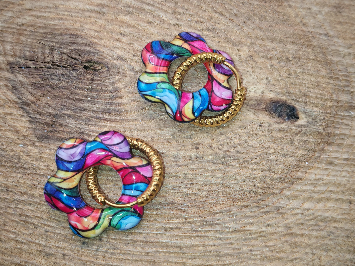 Boucles d’oreilles / Pampilles – Fleur aux vagues arc-en-ciel