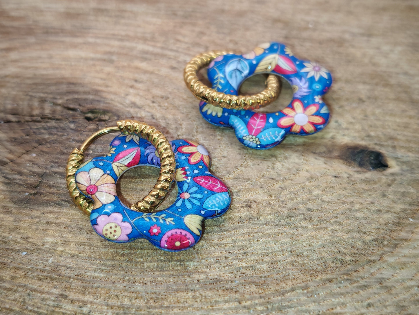 Boucles d’oreilles / Pampilles – Fleur bleu intense aux éclats floraux