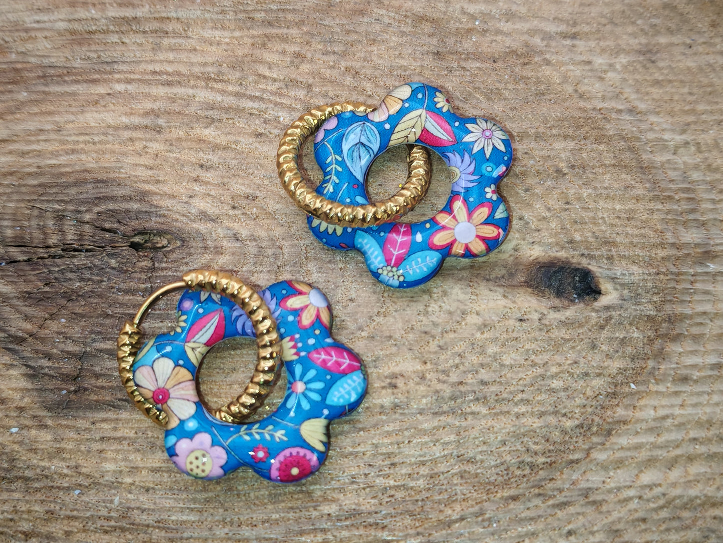 Boucles d’oreilles / Pampilles – Fleur bleu intense aux éclats floraux