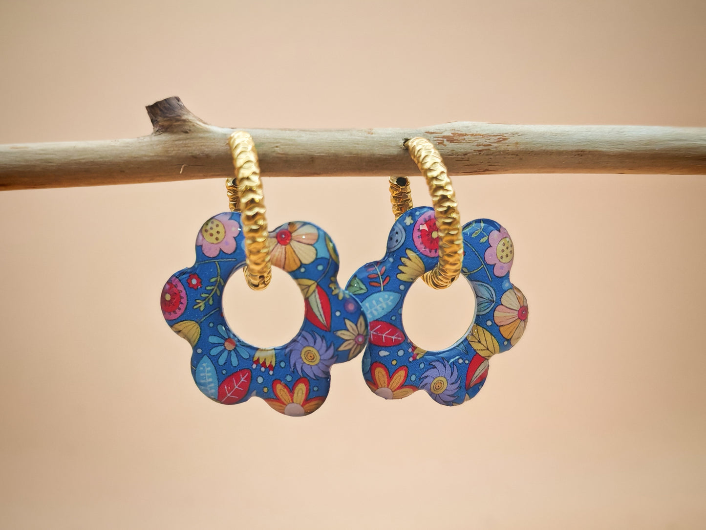 Boucles d’oreilles / Pampilles – Fleur bleu intense aux éclats floraux