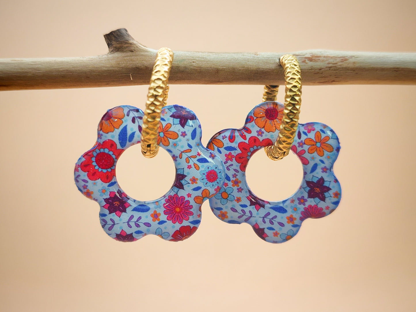 Boucles d’oreilles / Pampilles – Fleur pastel au jardin lumineux