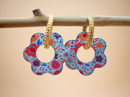 Boucles d’oreilles / Pampilles – Fleur pastel au jardin lumineux