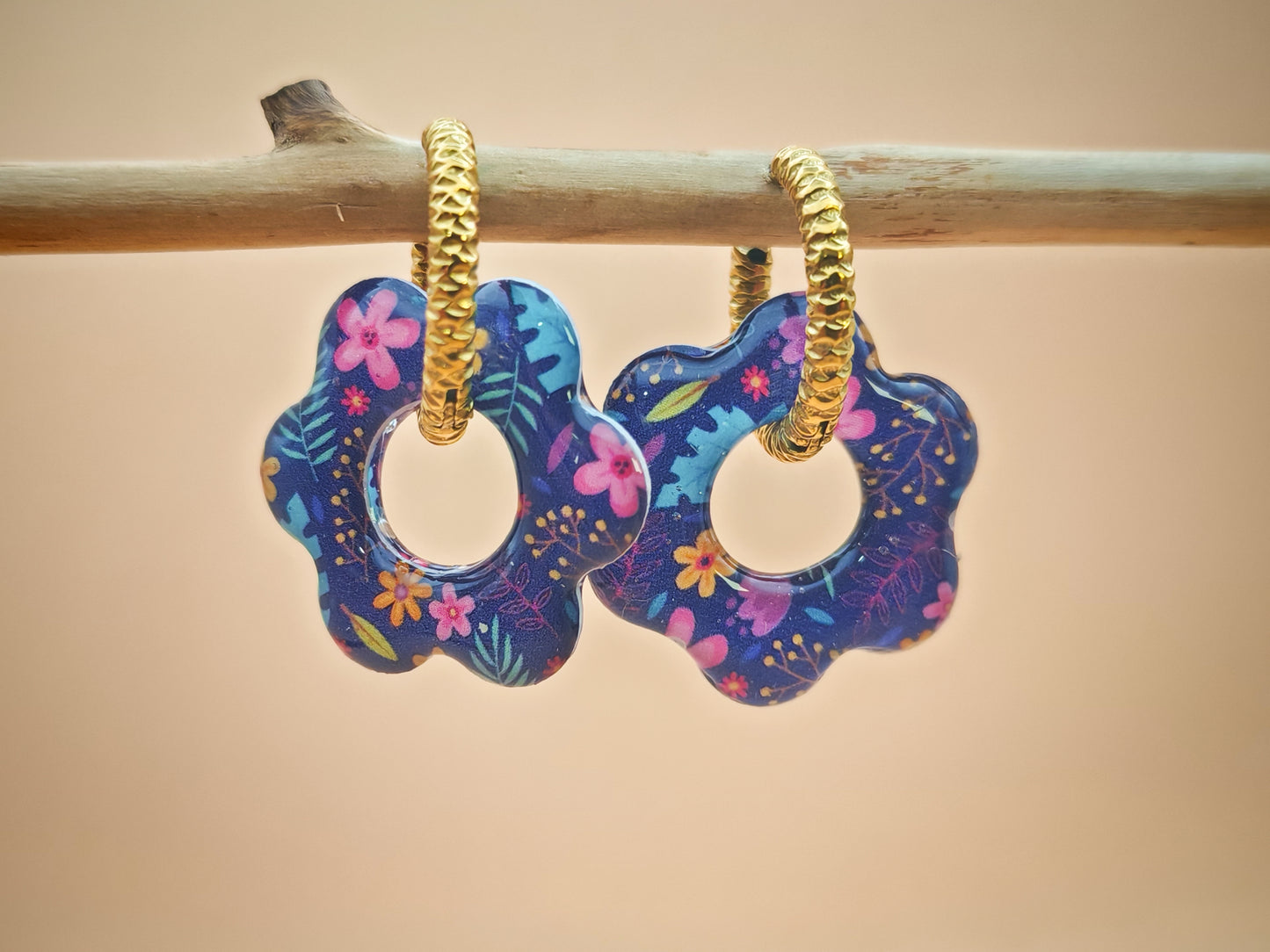 Boucles d’oreilles / Pampilles – Fleur nuit violette aux éclats floraux