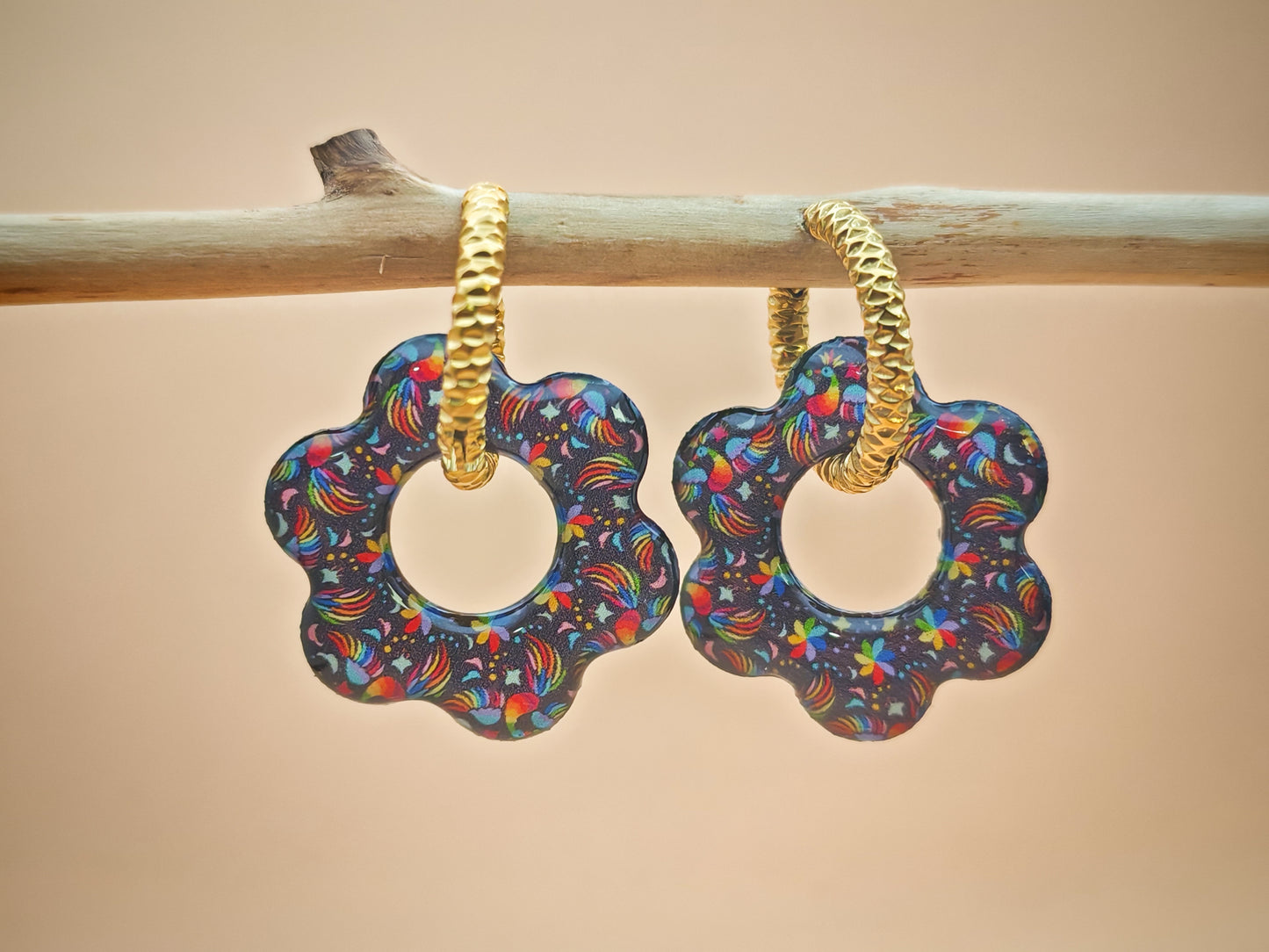 Boucles d’oreilles / Pampilles – Fleur nuit aux éclats multicolores