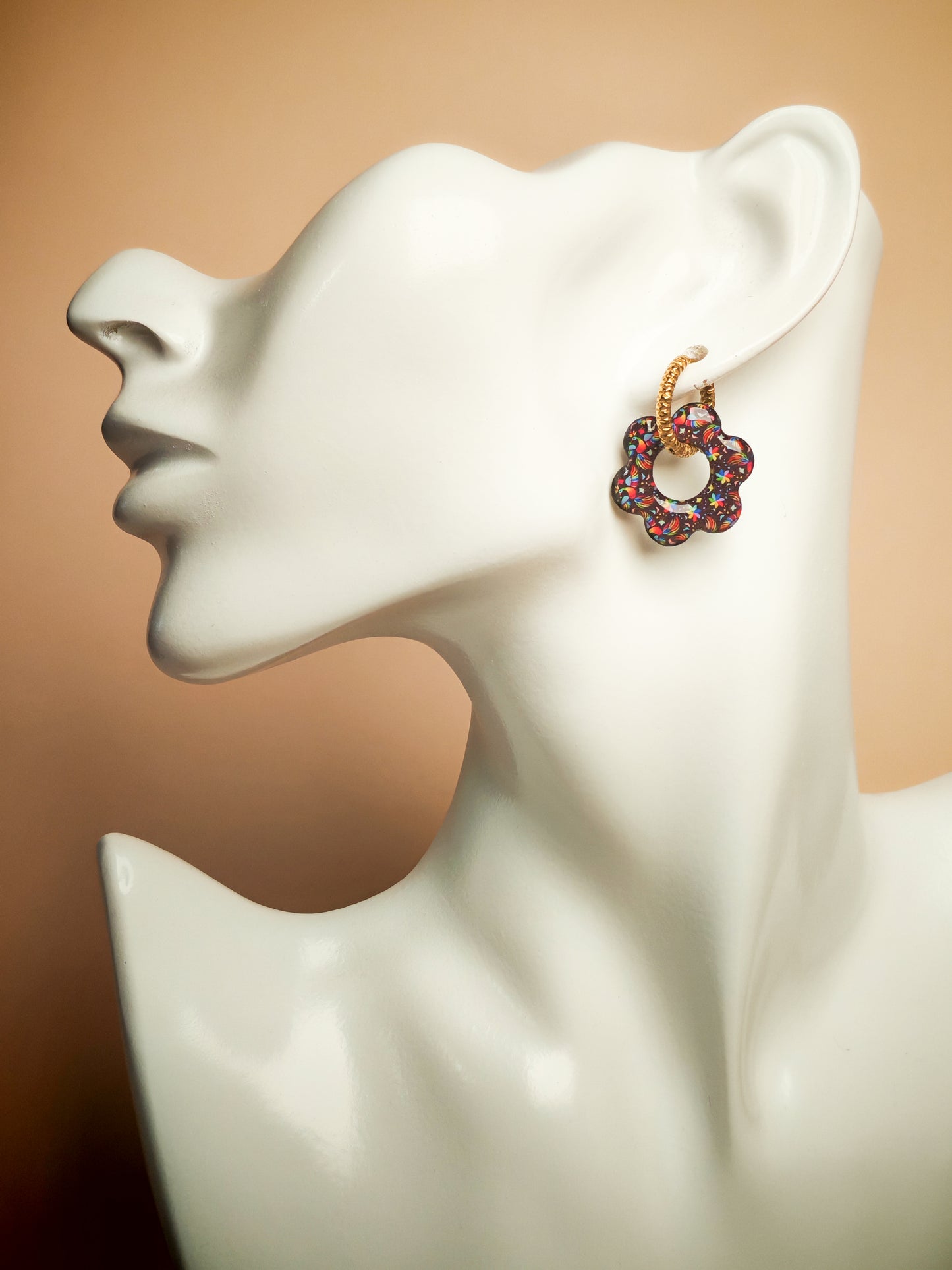 Boucles d’oreilles / Pampilles – Fleur nuit aux éclats multicolores