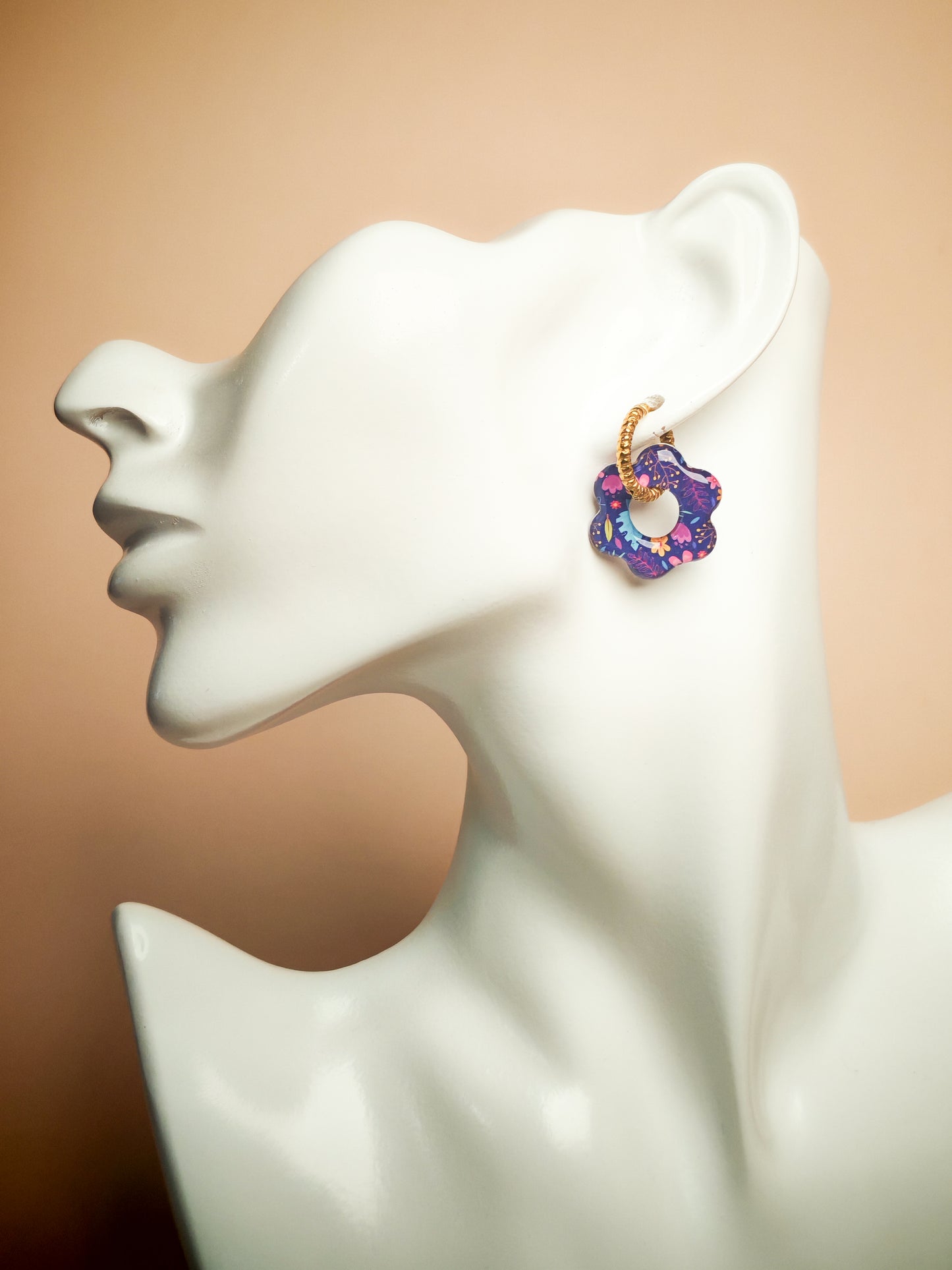 Boucles d’oreilles / Pampilles – Fleur nuit violette aux éclats floraux