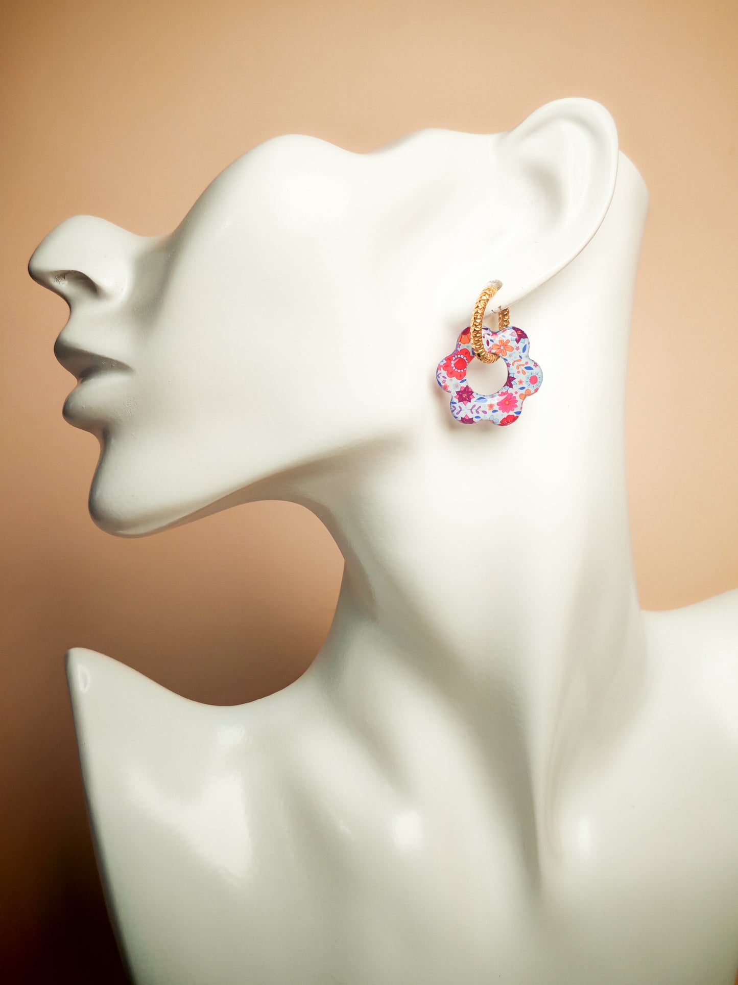 Boucles d’oreilles / Pampilles – Fleur pastel au jardin lumineux