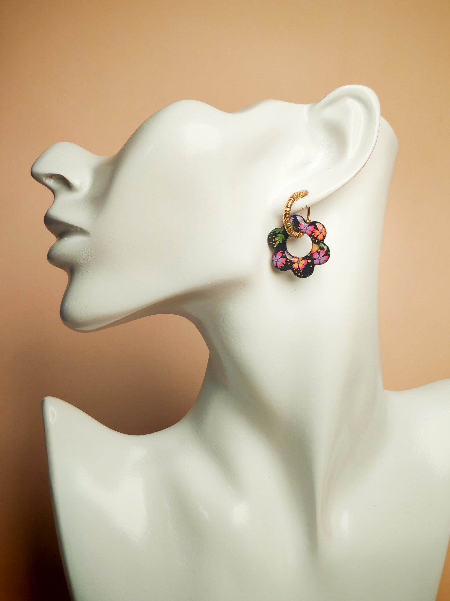 Boucles d’oreilles / Pampilles – Fleur nocturne aux éclats colorés