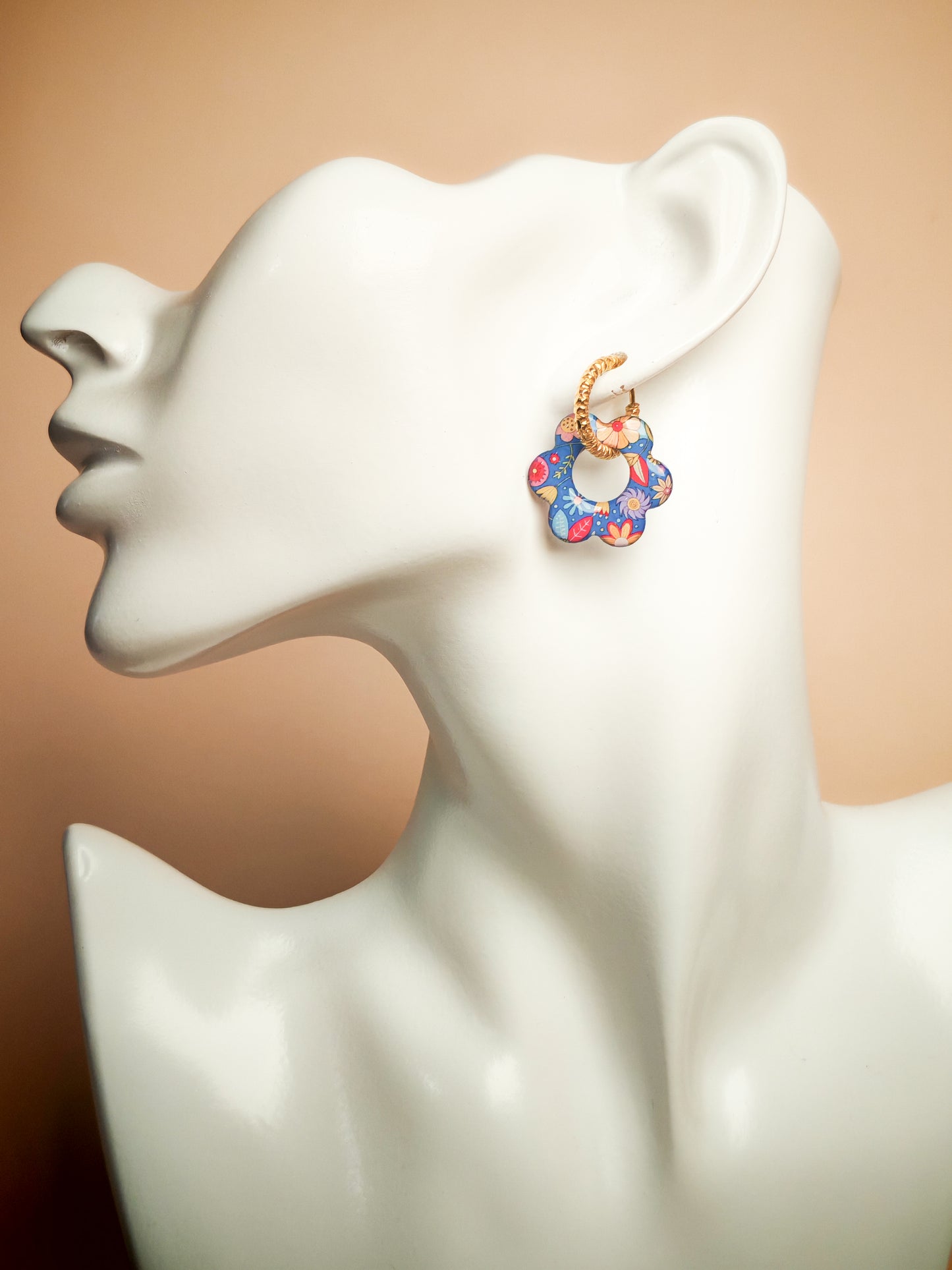 Boucles d’oreilles / Pampilles – Fleur bleu intense aux éclats floraux